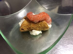 Cannolo salato con cruditè di gambero rosso specchiato allarancia 1 e1678799886296